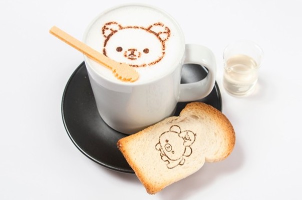 撒上拉拉熊圖樣可可粉的拿鐵。(圖片來源／日本Rilakkuma Café)