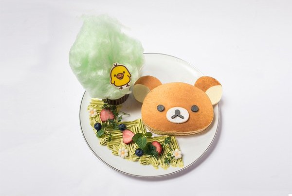 棉花糖搭配拉拉熊鬆餅，成為夢幻可愛的甜點。(圖片來源／日本Rilakkuma Café)