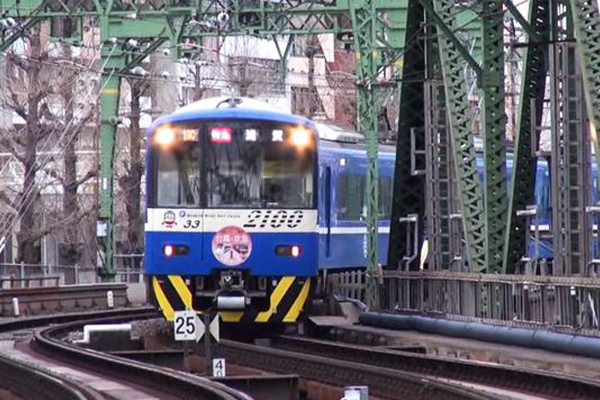 紀念台日友好！京濱急行電鐵推出為台鐵普快車主題列車。（圖片來源／YOUTUBE）