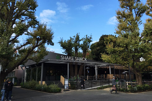 日本首店開設於東京明治神宮外苑。（圖片來源／SHAKE SHACK TOKYO.）