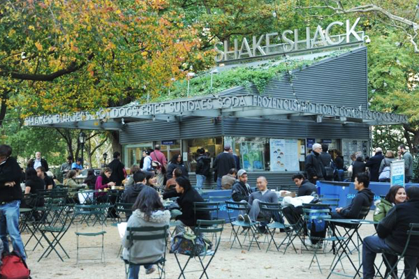 徜徉在充滿綠意的用餐環境之中。（圖片來源／SHAKE SHACK TOKYO.）