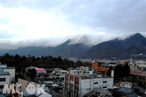 上田市可看見雲層飄流而出的景象。(圖片提供／樂天旅遊)