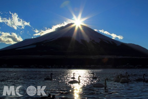 「鑽石富士」的最佳觀賞點為日落時分的山中湖。(圖片提供／樂天旅遊)