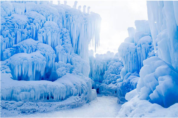 充滿神秘美感的冰雪城堡。（圖片來源／icecastles）