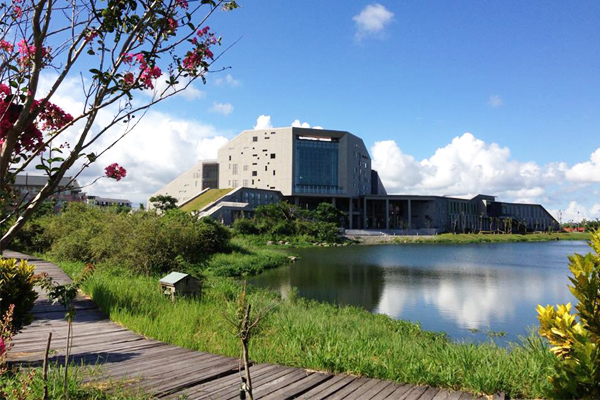 依山傍湖的環境，讓建築更加自成一格。（圖片來源／國立臺東大學圖書館）