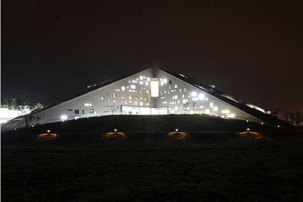 夜晚燈光讓圖書館化身星際戰艦般。（圖片來源／國立臺東大學圖書館）