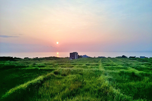 石梯灣118在一片山巒與大海之間，顯得遺世而獨立 (圖／石梯灣118)