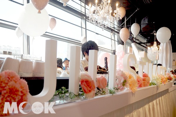 JILL STUART與菠啾花園，打造海外首間聯名咖啡館，裝飾大量氣球與浪漫元素營造夢幻風格。（攝影／MOOK景點家張盈盈）