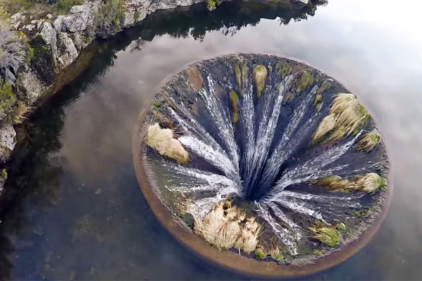 孔洞由混凝土及花崗岩堆砌而成，四周湖水奔流而下，一路可以通往河口潟湖。（圖片來源／youtube／ProBilder）