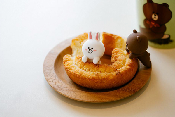 造型活潑討喜的熊大兔兔杯緣子。（圖片來源／store.linefriends）