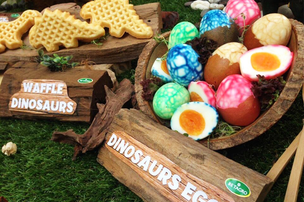 園區內也會推出主題餐點，包含恐龍造型鬆餅與恐龍蛋。（圖片來源／Dinosaur Planet）