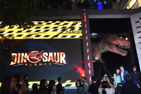 恐龍出場時，吸引了不少遊客興奮的上前合照。（圖片來源／Dinosaur Planet）