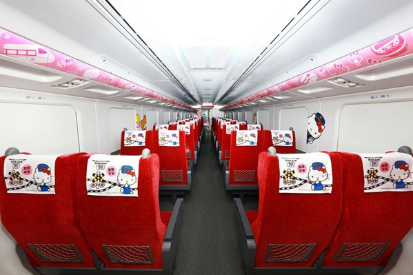 座椅椅套與車廂內部牆面也有Hello Kitty列車長帶來的驚喜。(圖片來源／臺鐵）