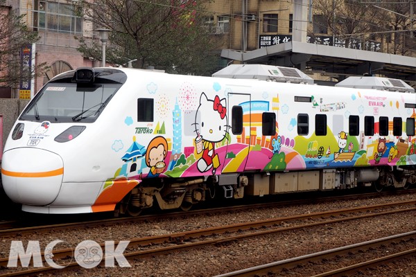 代表台灣意象之一的台北101也成Hello  Kitty太魯閣號彩繪列車之首。(攝影／MOOK景點家張盈盈)