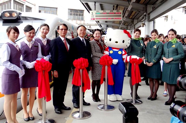 Hello  Kitty到場與嘉賓見證太魯閣號彩繪列車首航。(圖片來源／臺鐵）