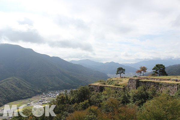 位於353.7公尺高的竹田城，有日本的馬丘比丘美譽。（攝影／TRAVELER Luxe旅人誌莊幃婷）