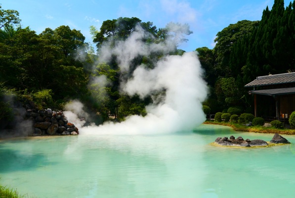 乳白色的池水，相當夢幻。(圖片來源／experience-japan-travel）