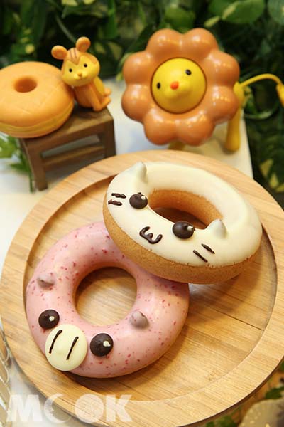 優格喵甜甜圈與草莓豬甜甜圈。（圖片提供／Mister Donut）