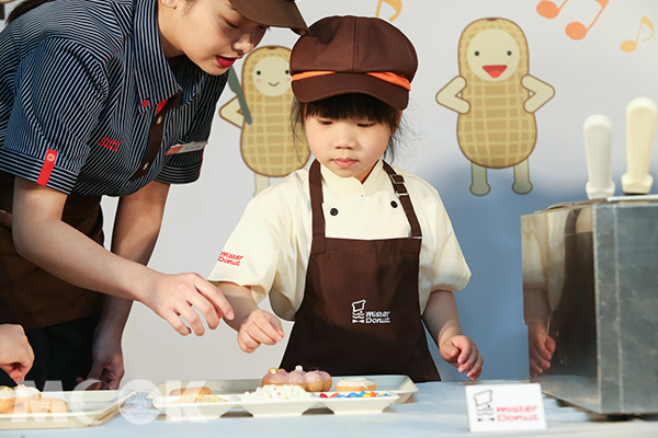 「小小烘焙師」課程。（圖片提供／Mister Donut）