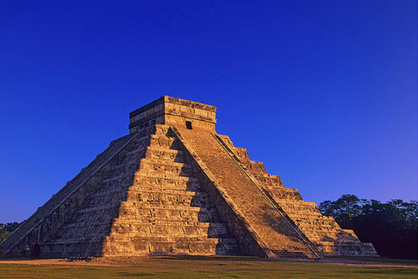 綠地上巨大的金字塔建築拔地而起相當壯觀。（圖片來源／ancient-origins）