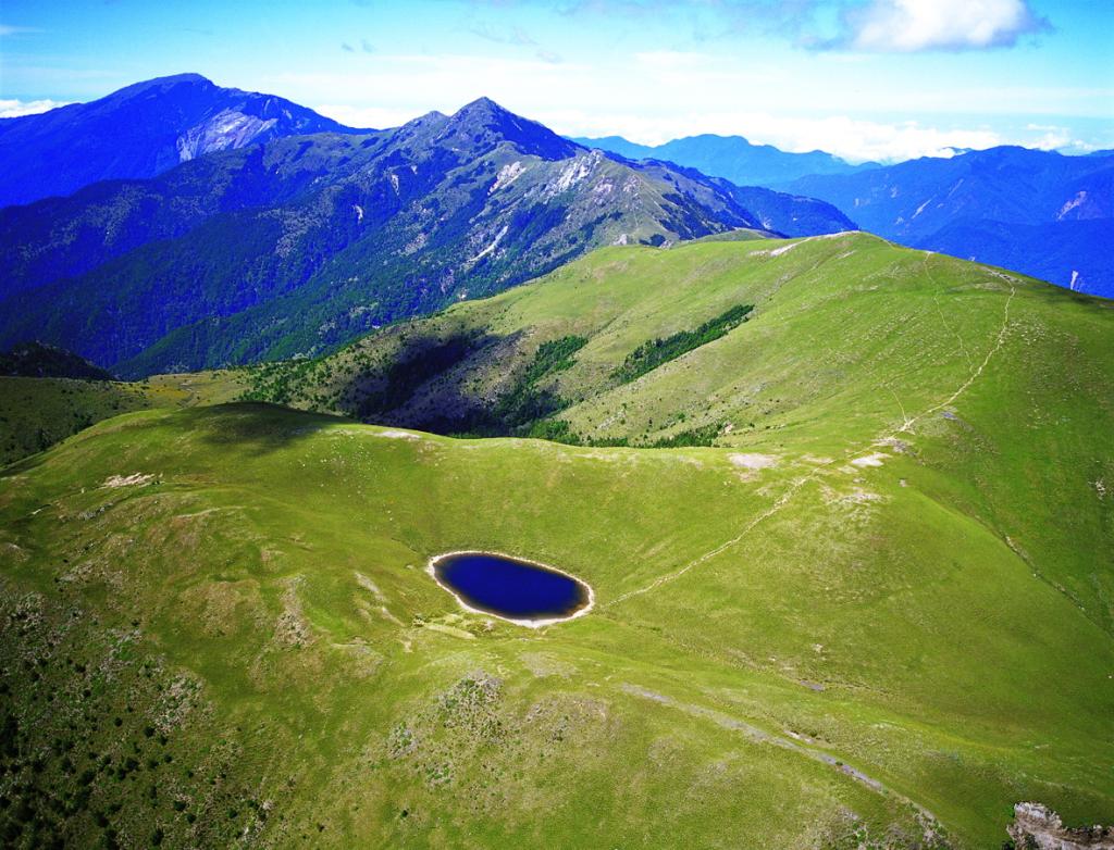 嘉明湖湛藍如寶石般的湖水景色是近年來相當受歡迎的登山景點。(圖片來源／台東觀光局）