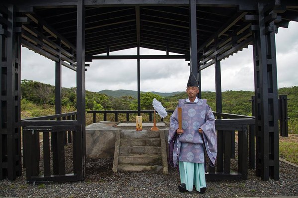 日本神奈川縣神職人員佐藤健一為高士神社復原奔走。(圖片來源／高士小神社)