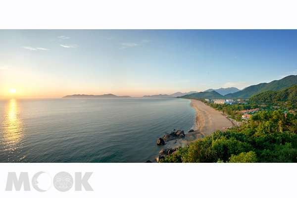 蘭珂悅椿渡假村濱臨越南中南陵姑海灣，具有海島風情。(圖片提供／年代旅遊 )