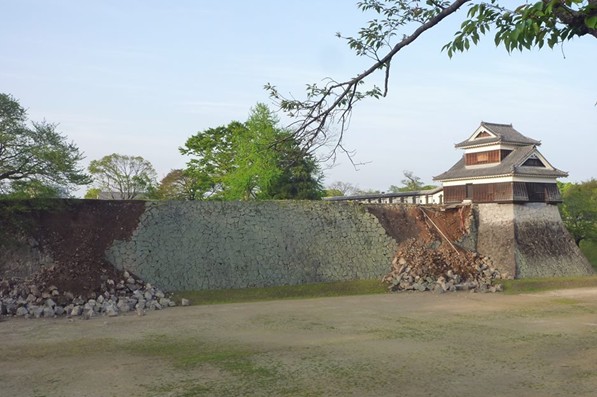 熊本城周邊石垣可以看見明顯的崩塌。(圖片來源／熊本城)