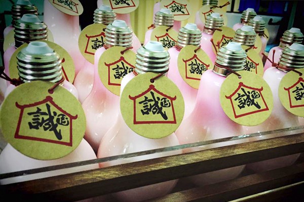 粉紅色燈泡奶茶限量推出一樣熱賣。（圖片來源／誠仔虎咬豬）