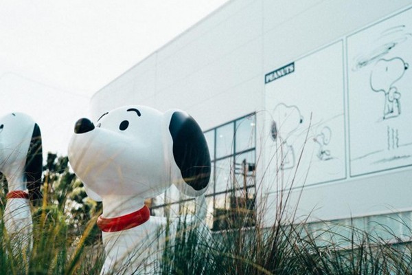 史努比博物館東京分館外觀有可愛的大型SNOOPY公仔。(圖片來源／Snoopy Museum Tokyo)