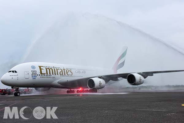 桃園國際機場以傳統灑水儀式，歡迎阿聯酋航空兩艙等A380客機。 (圖片提供／阿聯酋航空)