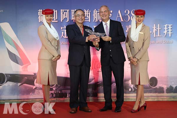 阿聯酋航空執行副總裁與交通部常務次長交換禮物，紀念A380常態航班飛台。(圖片提供／阿聯酋航空)