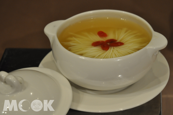 「錦繡菊花雞湯」看似簡單卻十分考驗廚師功力。（攝影／MOOK景點家陳致宇）