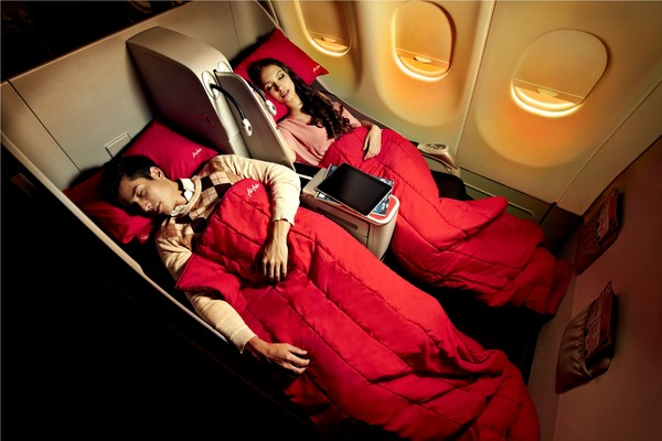機上毛毯除了需要回收，上面可能還藏了不少細菌。(圖片來源／AirAsia）