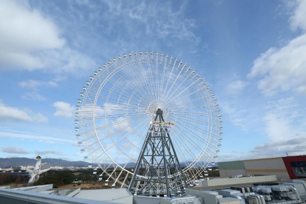透明摩天輪於2016年7月開幕，成為大阪新地標景點。（圖片來源／OSAKA WHEEL）