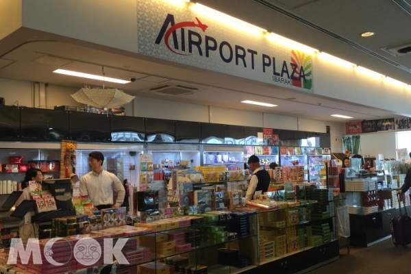 茨城機場內設有許多當地特產的紀念品商店，有些價錢甚至比東京市區便宜不少。（攝影／MOOK景點家陳致宇）