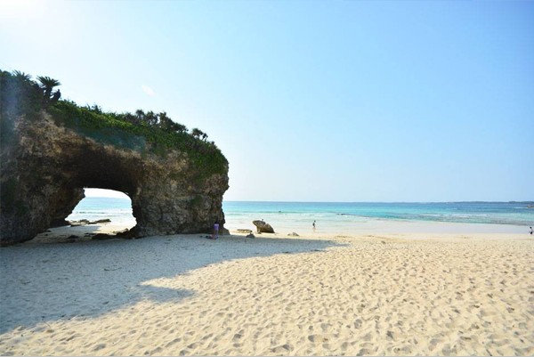 美麗的海景與細白的沙灘，令遊客難忘的砂山海灘。(圖片來源／okinawastory)