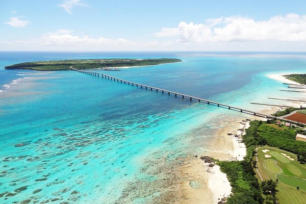 美麗的跨海大橋，沿途蔚藍海景令人驚艷。(圖片來源／okinawastory)