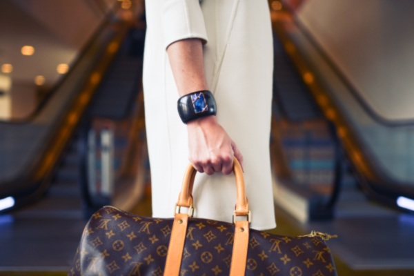 行李裡面有大量的手環、頸鍊、耳環等等不同配件。(圖片來源／stocksnap.io)
