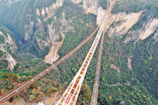 張家界的大峽谷玻璃橋，是世界首座斜拉式高山玻璃橋。（圖片來源／张家界大峡谷）