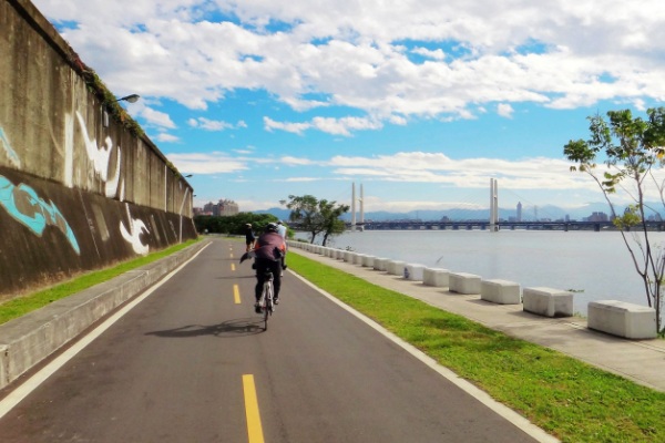 騎著單車享受一個人的暢快，是近年相當受歡迎的旅遊方式。(圖片來源／環騎臺北粉絲團）