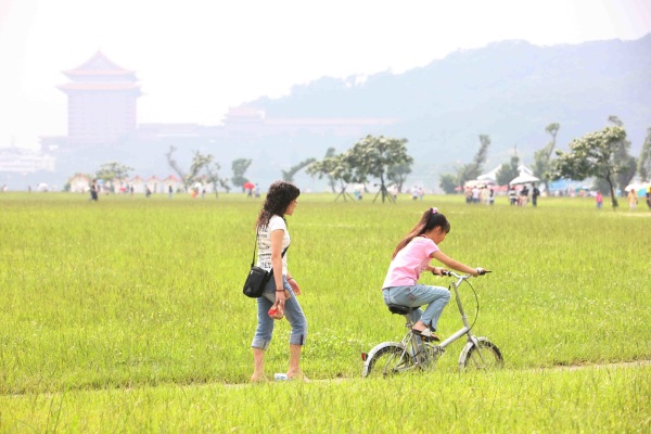 大佳河濱公園綠地如茵，極受自行車族歡迎。(圖片來源／台北市觀光傳播局）