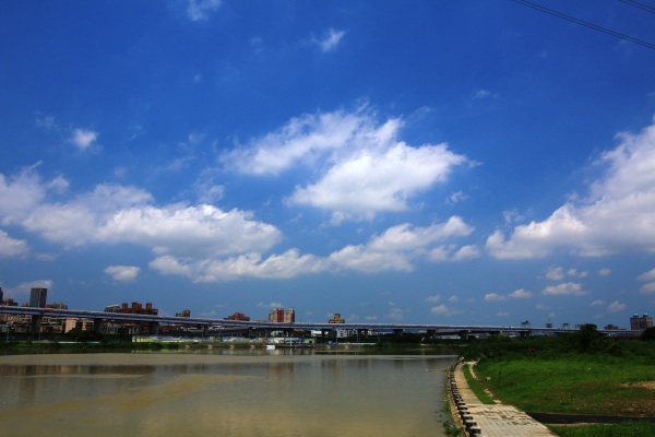 站在橋上遠眺新店溪，遼闊的河岸美景，令人心曠神怡。(圖片來源／臺北市政府工務局水利工程處）