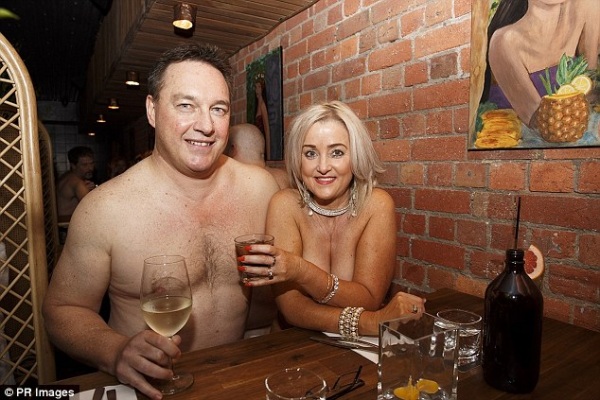 澳洲搶先英國開設裸體餐廳。