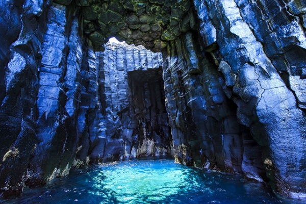 因陽光折射進入這個半開放孔洞，出現藍色美景被稱為「藍洞」。（圖片來源／澎湖縣政府）