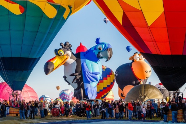 嘉年華會上還有許多卡通或其他特殊造型熱氣球。(圖片來源／balloonfiesta）