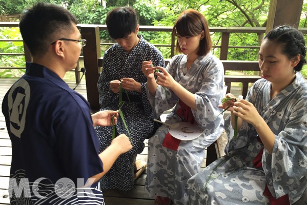 「夏嬉遊-擁抱自然」路線行程中還可體驗親手編蚱蜢。(圖片提供／日勝生加賀屋)