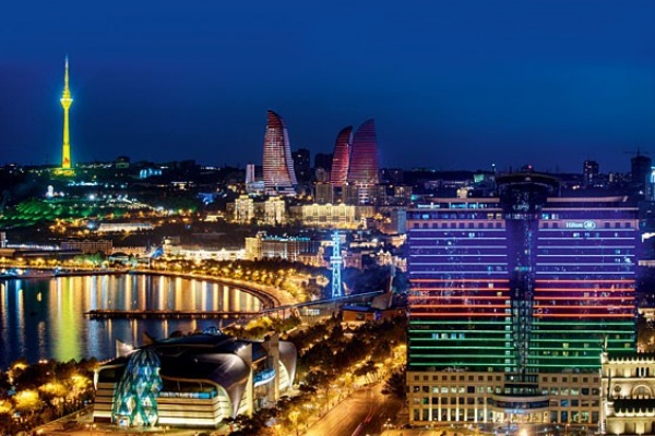 夜晚的亞塞拜然，迷人的夜景也讓人感受到它的經濟實力。（圖片來源／poloplus10）