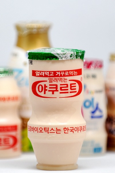 韓國養樂多公司也推出上下顛倒的新包裝養樂多。（圖片來源／MK news）