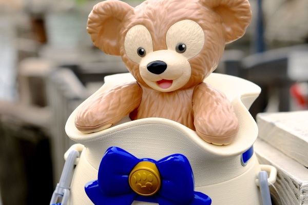 全新造型達菲熊爆米花桶，扣環上還有達菲熊腳印。（圖片來源／mezzomiki）